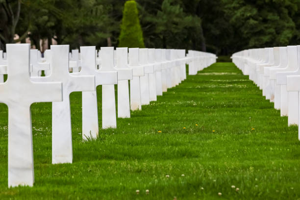 cementerio militar estadounidense y cruces blancas en las tumbas - basse normandy colleville 1944 france fotografías e imágenes de stock