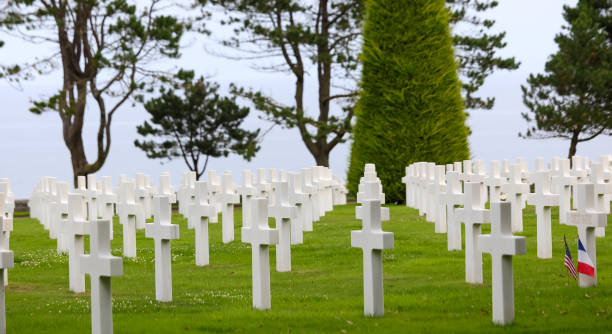 cementerio militar estadounidense y cruces blancas en las tumbas - basse normandy colleville 1944 france fotografías e imágenes de stock