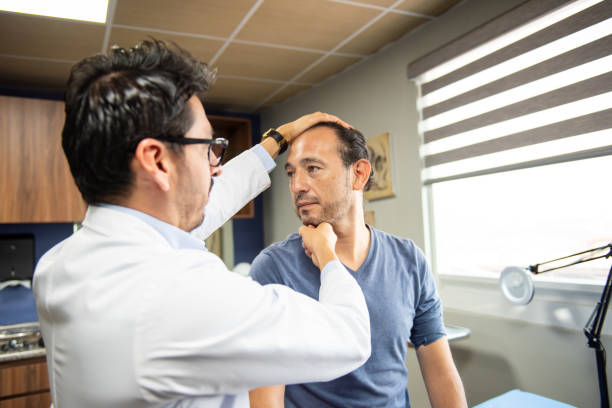 neurocirujano atendiendo a paciente masculino - gerardo huitrón fotografías e imágenes de stock