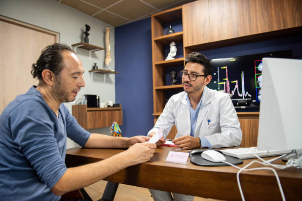 neurocirujano atendiendo a paciente masculino - gerardo huitrón fotografías e imágenes de stock