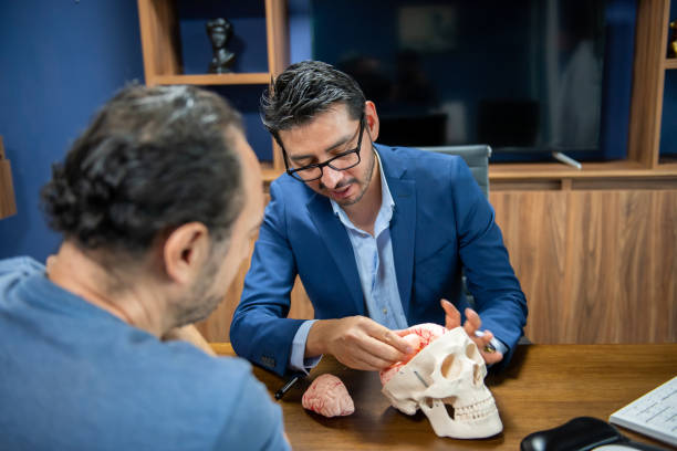 neurocirujano explicando el cerebro a un paciente - gerardo huitrón fotografías e imágenes de stock