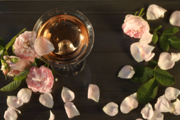 taça de champanhe rosa com flores rosas cor-de-rosa - champagne pink bubble valentines day - fotografias e filmes do acervo