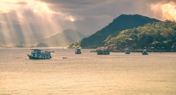barcos de mergulho em ko tao, tailândia - chumphon - fotografias e filmes do acervo