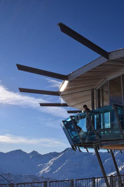 o impressionante edifício top mountain star empoleirado no topo de uma montanha - apres ski ski restaurant mountain - fotografias e filmes do acervo