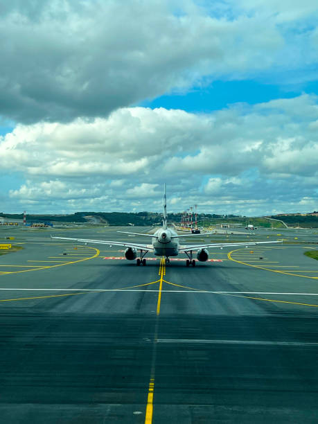 l’avion est toujours prêt à décoller sur le transport vertical de l’aérodrome - airport window outdoors airfield photos et images de collection