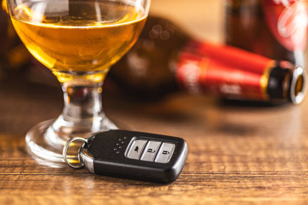 木のテーブルの上にビールグラスを持つ車の鍵。酒の運転コンセプト。飲酒運転のコンセプト。 - beer beer glass drink alcohol ストックフォトと画像