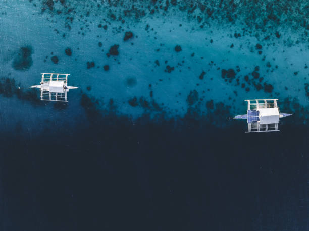 filipinas barco drone view paradise bangka - outrigger philippines mindanao palawan fotografías e imágenes de stock