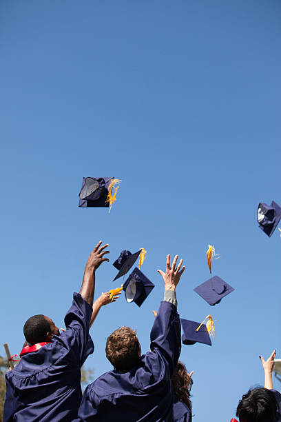 chapeaux de diplômés de lancer dans l'air - high school photos photos et images de collection