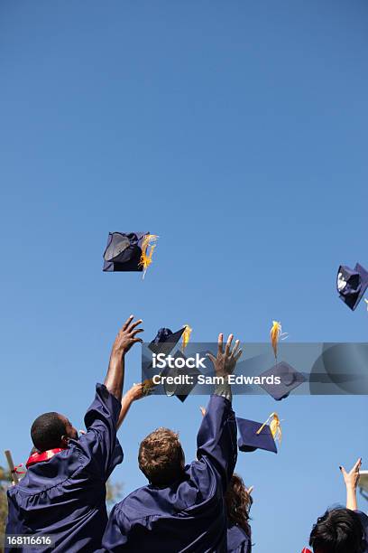 Foto de Formados Jogando Bonés No Ar Livre e mais fotos de stock de Formatura - Formatura, Colégio - Educação, Educação