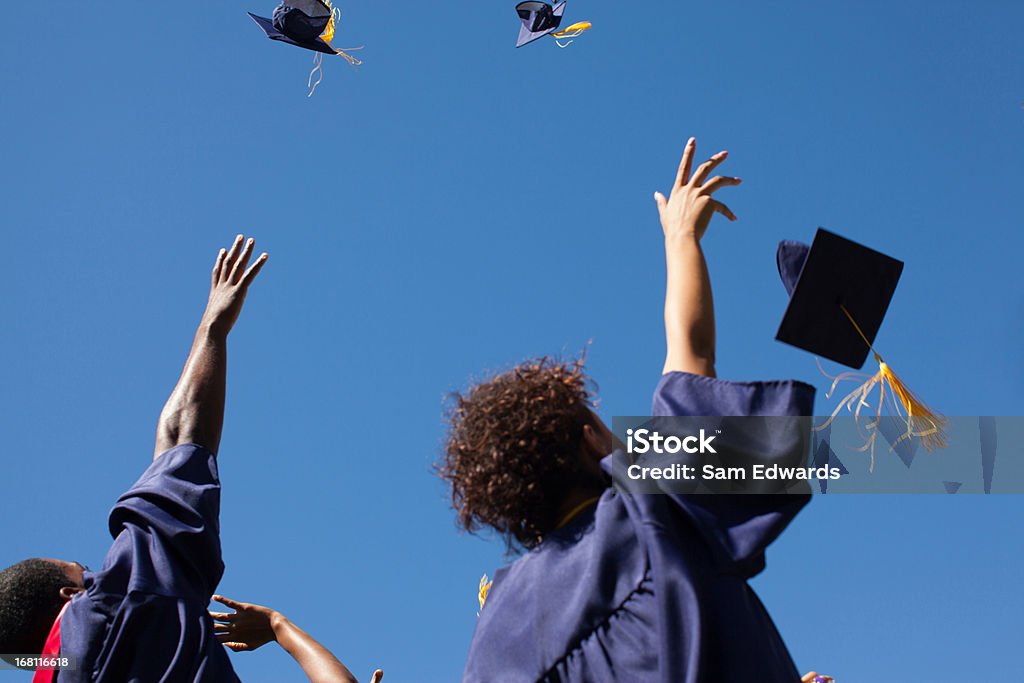 졸업생 던지기 캡슐 공기 야외 - 로열티 프리 졸업식 스톡 사진