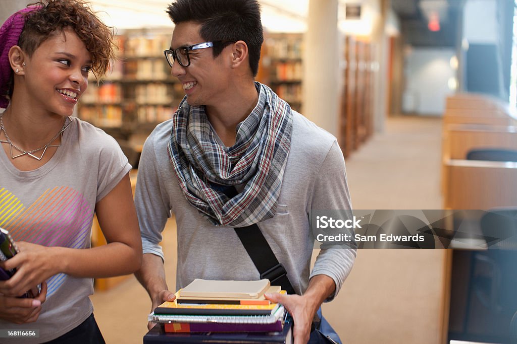 Lächelnd Studenten sprechen in der Bibliothek - Lizenzfrei 18-19 Jahre Stock-Foto