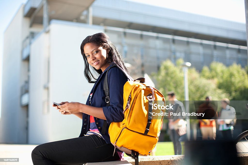 Studenten mit Handy - Lizenzfrei 20-24 Jahre Stock-Foto