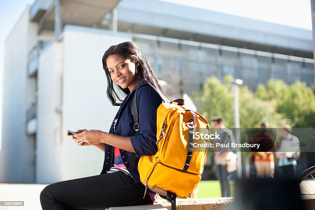 Studente utilizzando il telefono cellulare - Foto stock royalty-free di 20-24 anni