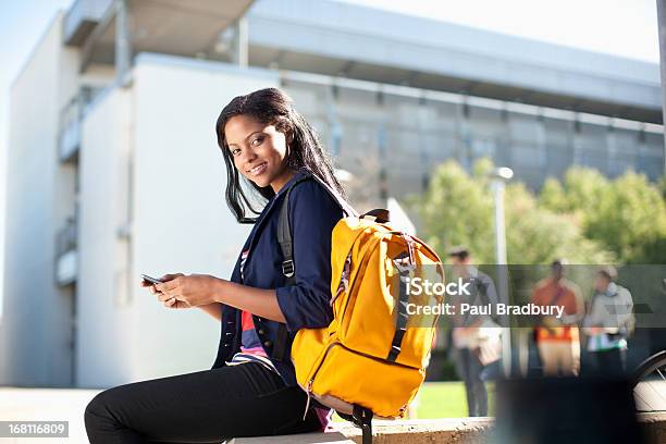 Estudante Com Telemóvel - Fotografias de stock e mais imagens de 20-24 Anos - 20-24 Anos, 25-29 Anos, Adulto