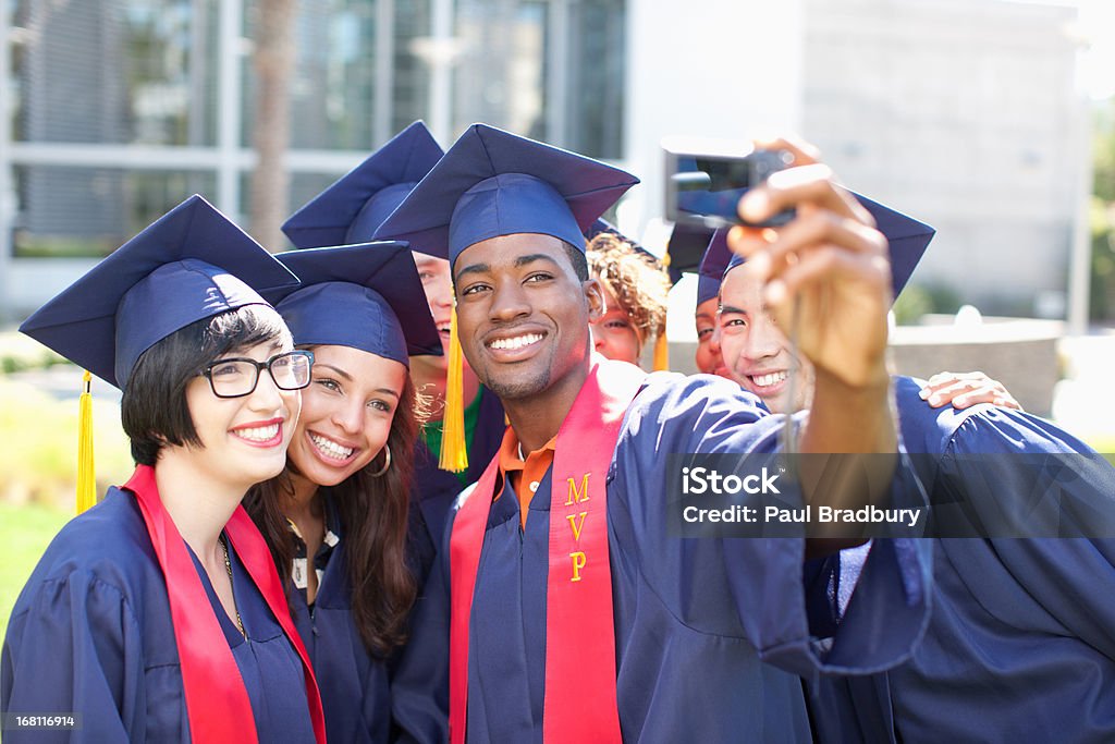 Universitários tirar fotografias de si próprio - Royalty-free Formatura Foto de stock