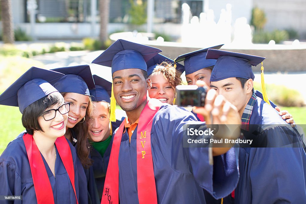 Formados tirando foto de si - Foto de stock de Realização royalty-free