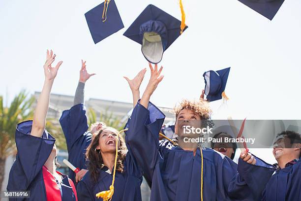 Universitários Atirando Tampas No Ar - Fotografias de stock e mais imagens de Formatura - Formatura, Universidade, Chapéu de Finalista