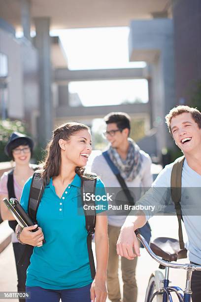 Estudiantes Caminar Juntos Al Aire Libre Foto de stock y más banco de imágenes de Conexión - Conexión, Estudiante, 18-19 años