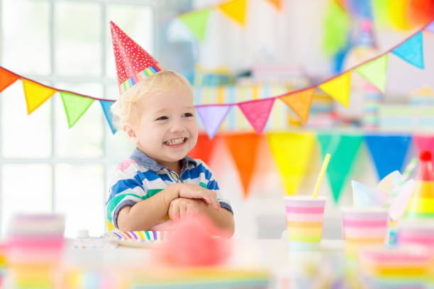 어린이 생일 파티. 케이크 촛불을 불고 있는 아이 - baby toddler child flower 뉴스 사진 이미지