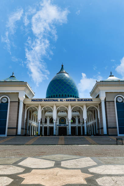 grande mesquita de surabaya, masjid al akbar em indonésio, na cidade de surabaya, indonésia - akbar the great - fotografias e filmes do acervo