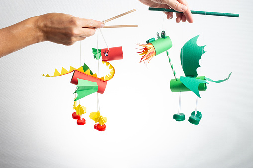 two dragon marionettes, recycled craft, DIY, easy Chinese New Year Crafts and ideas for kids, toilet paper roll craft, red and green dragons toy, marionette from recycled materials
