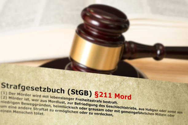 richterhammer, strafgesetzbuch und paragraph für den mord - penal code stock-fotos und bilder