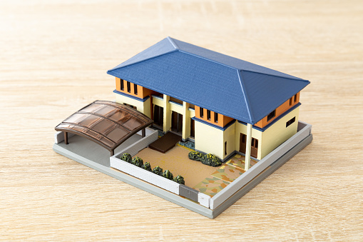 A house model placed on a desk.