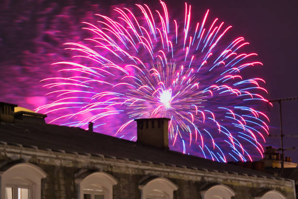 versailles, francia, ogni sabato sera d'estate, i giardini reali del castello di versailles sono addobbati con migliaia di luci da lì fuochi d'artificio subito dopo la vista della musica del re sole dal condominio vicino a 7 rue richaud - decked foto e immagini stock