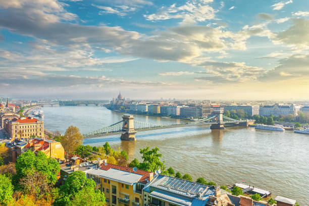 Budapest cityscape with the Chain Bridge and the Parliament building in the distance - fotografia de stock