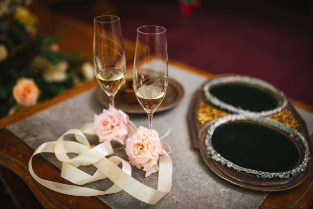 cérémonie de mariage coupes de champagne. - champagne wedding pink petal photos et images de collection