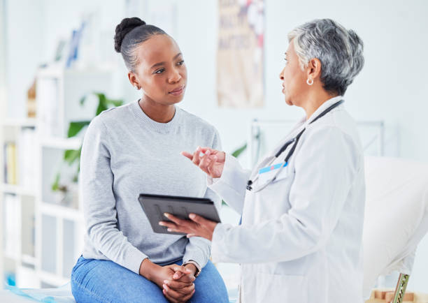 médecin, femme et tablette pour l’hôpital, conseils de santé et soutien pour les résultats, examen et test sur le lit. expert senior ou personnel médical sur la technologie numérique pour l’inscription, l’inscription et le conseil en clinique - service computer training office photos et images de collection