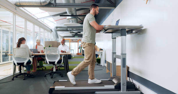 homme, marche et tapis roulant avec un homme d’affaires dans la salle de pause de son bureau pour l’exercice ou la mobilité. conditionnement physique, santé ou entreprise avec un employé masculin pour rester actif sur le lieu de travail - staying fit photos et images de collection