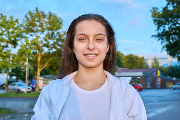 наружный портрет улыбающейся девушки 16, 17 лет - 17 year old стоковые фото и изображения
