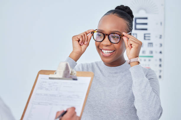 mujer negra, gafas y visión, portapapeles y optometrista con seguro médico, lente y montura graduada. personas en clínica, optometría y escritura, lista de verificación e información con cuidado de los ojos y documentos - human eye eyesight optometrist lens fotografías e imágenes de stock