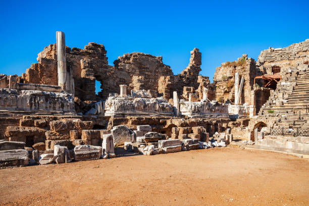 teatro, side antigua ciudad, turquía - roman agora fotografías e imágenes de stock