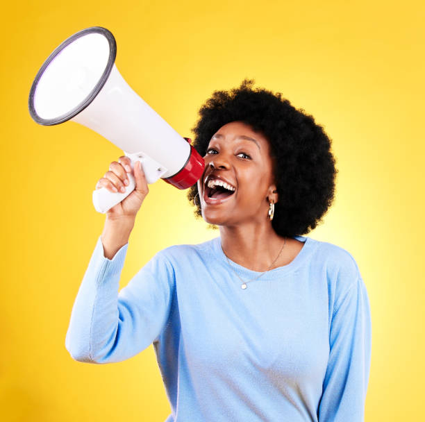 szczęśliwa czarna kobieta, megafon i głośnik w reklamie lub marketingu na żółtym tle studyjnym. afrykańska kobieta, uśmiech lub głos z głośnikiem w ogłoszeniu, alarmie lub sprzedaży z rabatem - marketing megaphone advertise listening zdjęcia i obrazy z banku zdjęć