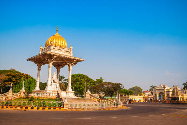 statue de maharaja chamarajendar wodeyar - wodeyar photos et images de collection