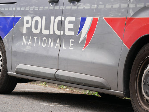 Three-quarter view of the doors of a national police car, with the colors of France.