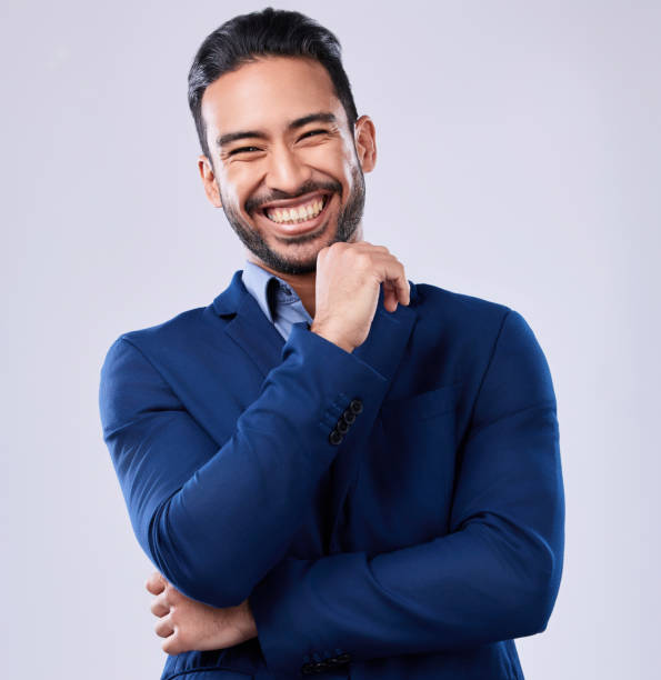 feliz, retrato de estudio o hombre profesional, agente de bienes raíces o hombre de negocios asiático sonrisa para carrera, trabajo o trabajo de negocios. foto de perfil corporativa, felicidad o agente inmobiliario amigable sobre fondo blanco - foreman manager bossy cut out fotografías e imágenes de stock