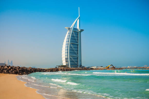 burj al arab luxushotel, dubai - dubai beach hotel skyline stock-fotos und bilder