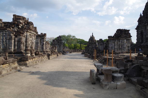 composti del tempio di prambanan in indonesia - prambanan temple foto e immagini stock