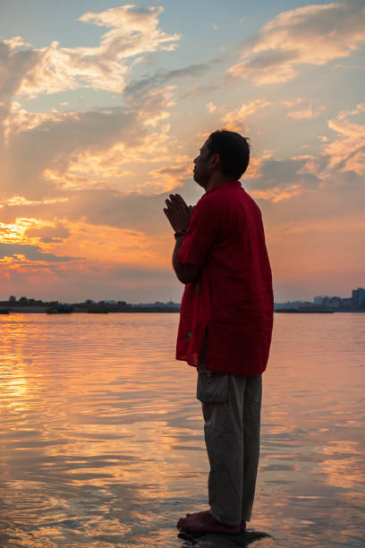unbekannte pilger beten in indien - morning river ganges river varanasi stock-fotos und bilder