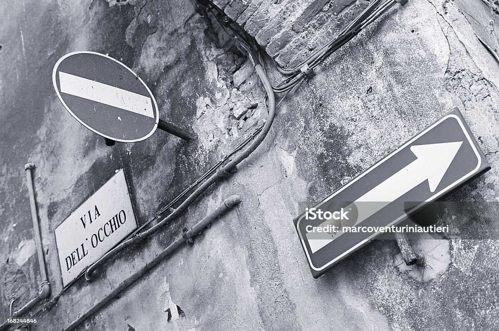 Due cartelli stradali in una vecchia pista italiano - Foto stock royalty-free di Bianco e nero