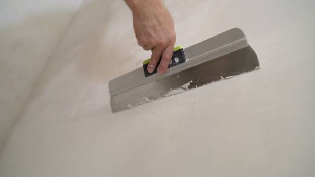 istock The process of putty the walls with a large spatula. 1682452590