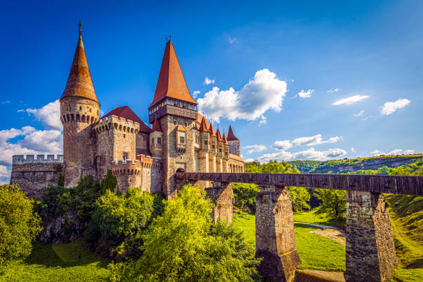 castillo corvin, rumania - hunyad castle fotografías e imágenes de stock