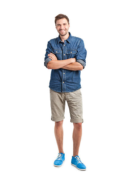 junger gut aussehend mann in jeans-shirt - shorts stock-fotos und bilder