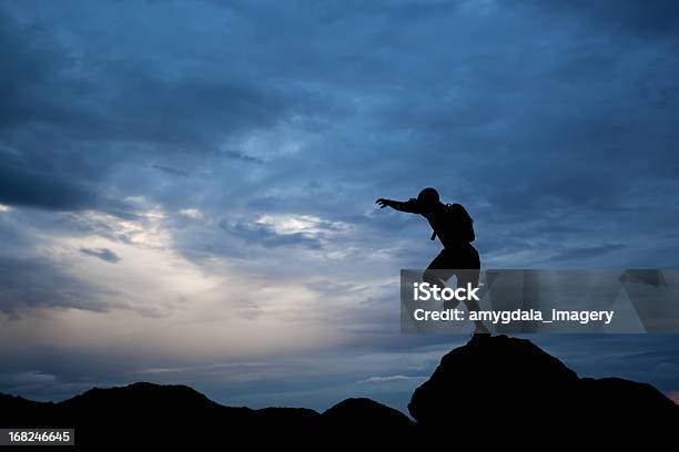 Silhouette Mann Springen Über Stockfoto und mehr Bilder von Auf etwas treten - Auf etwas treten, Hochspringen, Abenteuer