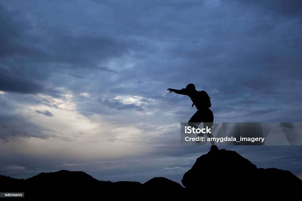 Силуэт человек перед прыжком - Стоковые фото Делать шаг роялти-фри