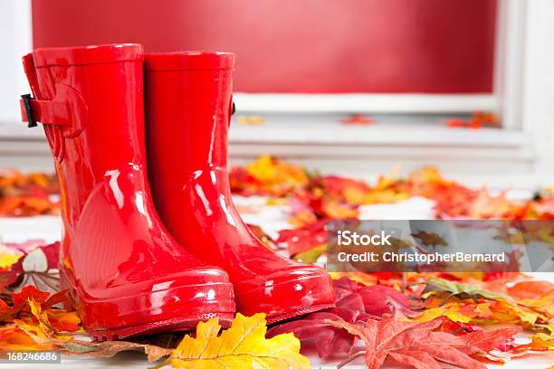 Foto de Botas De Borracha Vermelha Na Porta Da Frente e mais fotos de stock de Outono - Outono, Folha, Vermelho