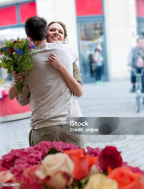 Photo libre de droit de Senlacer Jeune Couple Dans Un Marché Aux Fleurs banque d'images et plus d'images libres de droit de 20-24 ans - 20-24 ans, Adulte, Allemagne